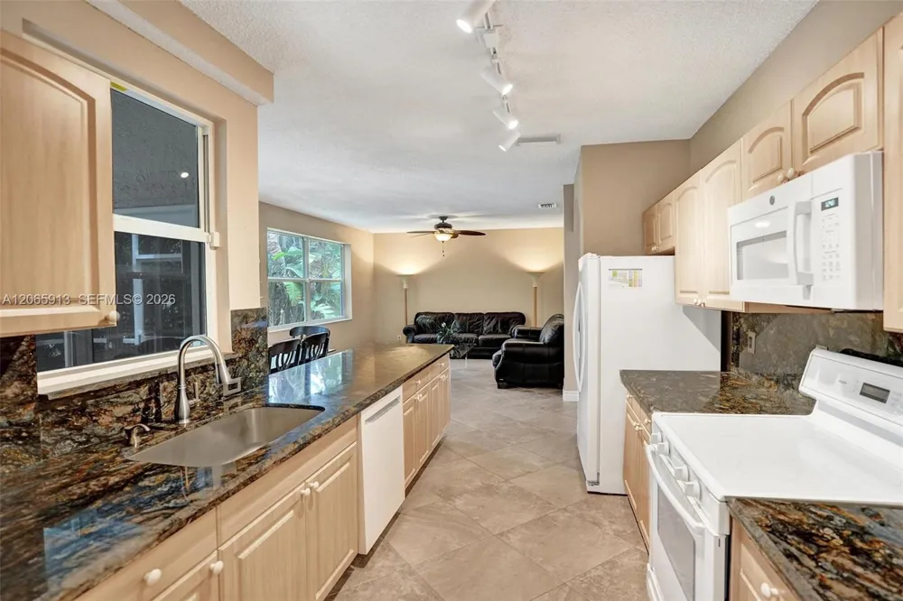 9308 NW 8th Cir Plantation, FL 33324