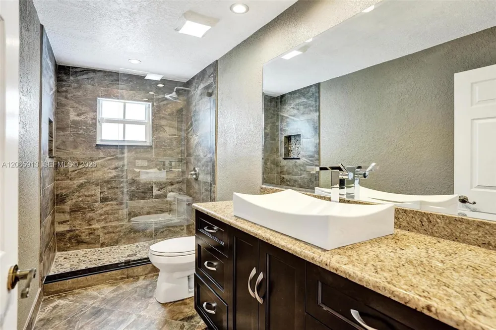 9308 NW 8th Cir Plantation, FL 33324