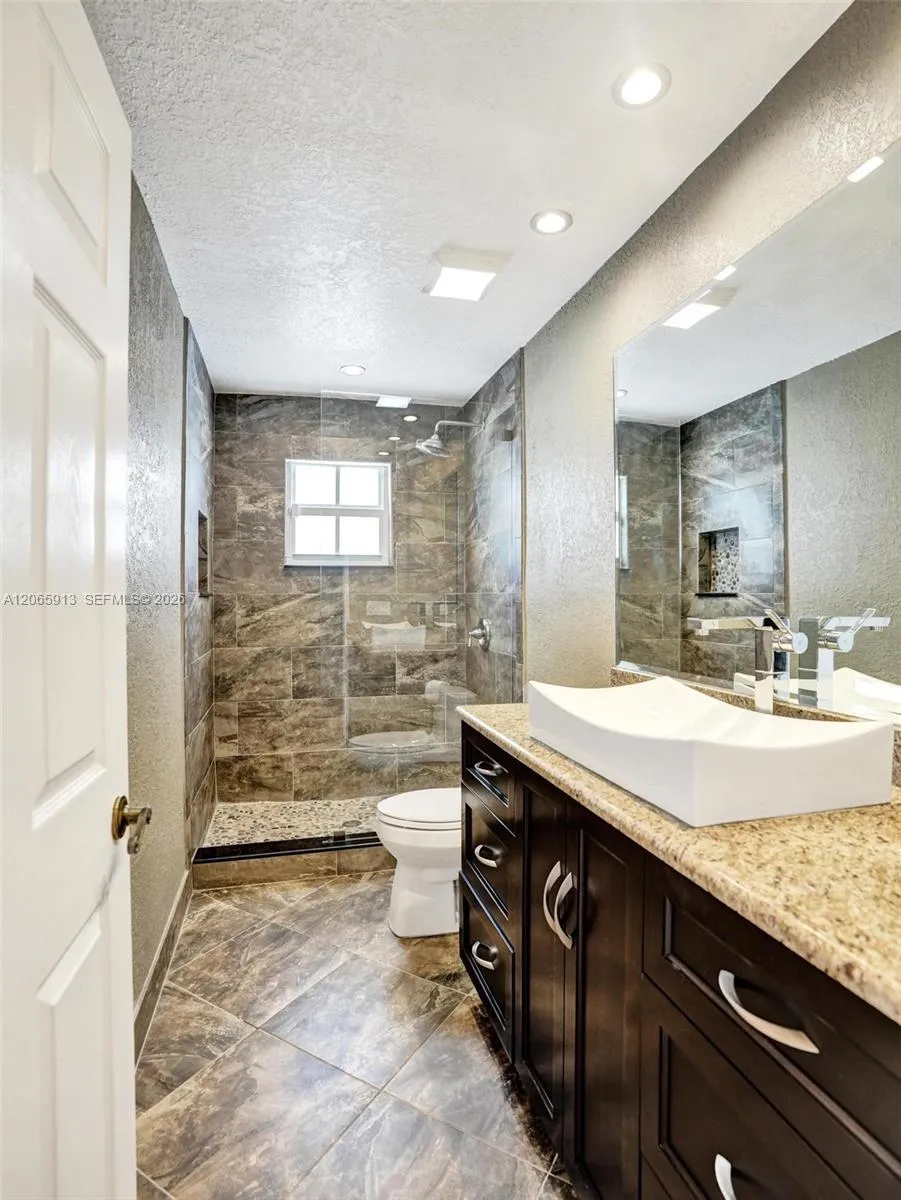 9308 NW 8th Cir Plantation, FL 33324
