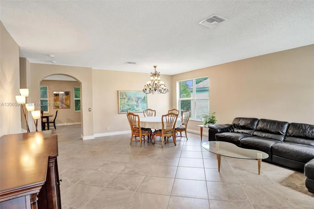 9308 NW 8th Cir Plantation, FL 33324
