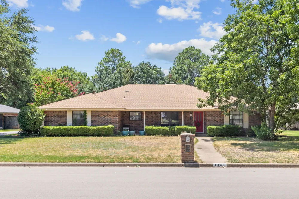 1223 Heather Street Grapevine, TX 76051