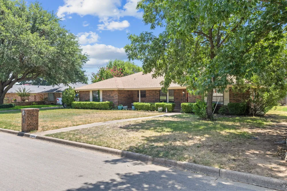 1223 Heather Street Grapevine, TX 76051