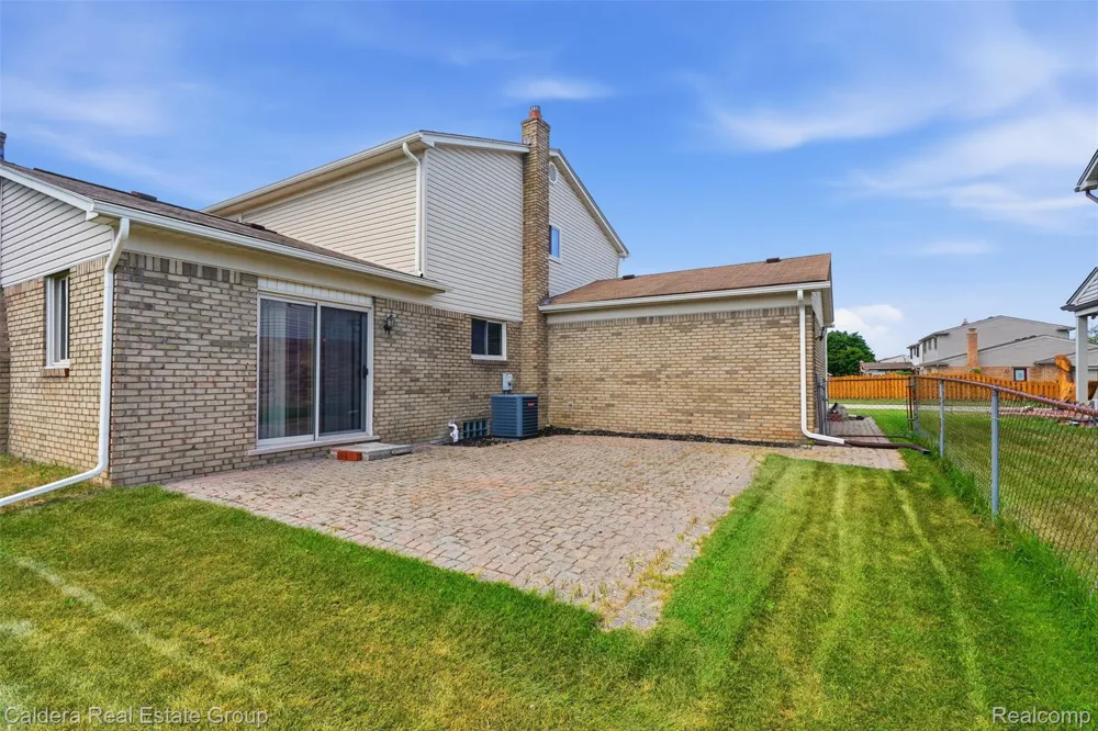 17592 Knollwood Drive Clinton Charter Township, MI 48038