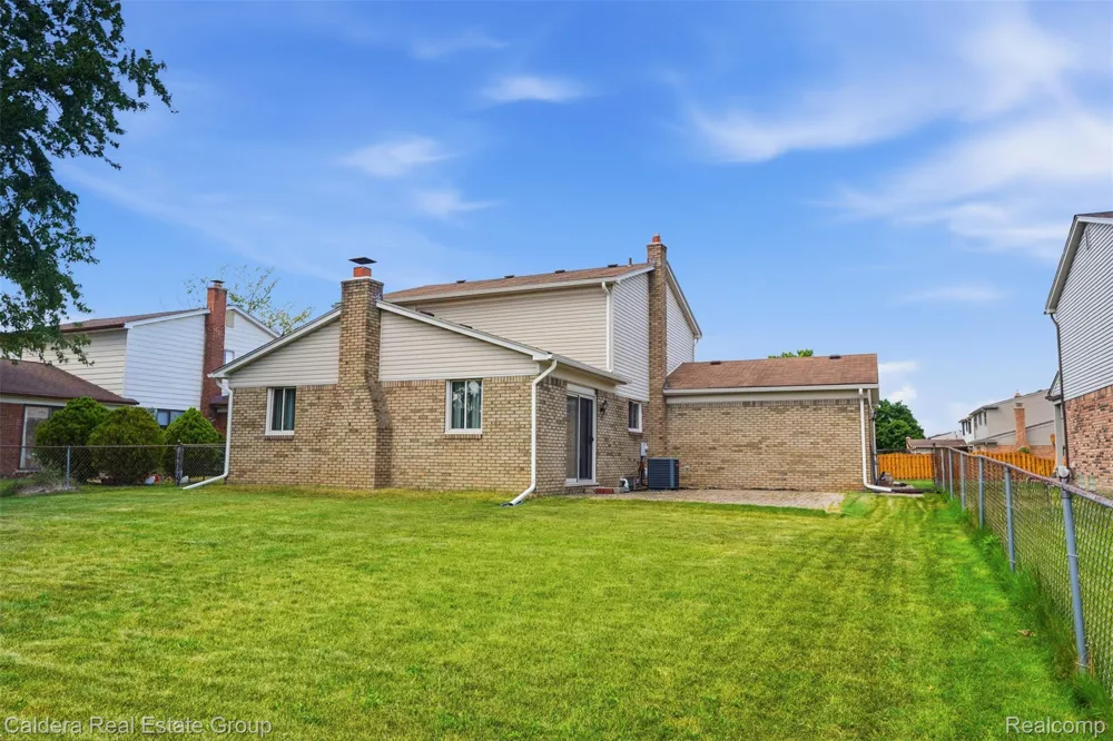17592 Knollwood Drive Clinton Charter Township, MI 48038