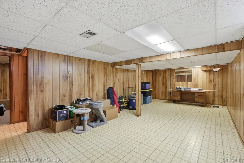 17592 Knollwood Drive Clinton Charter Township, MI 48038