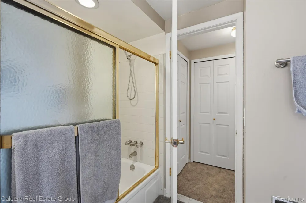17592 Knollwood Drive Clinton Charter Township, MI 48038