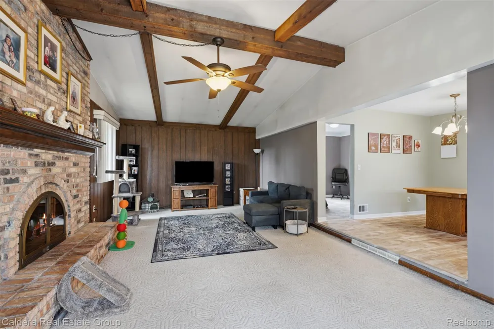 17592 Knollwood Drive Clinton Charter Township, MI 48038