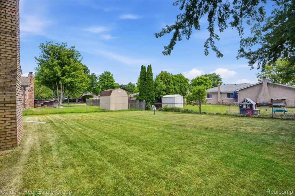 17592 Knollwood Drive Clinton Charter Township, MI 48038