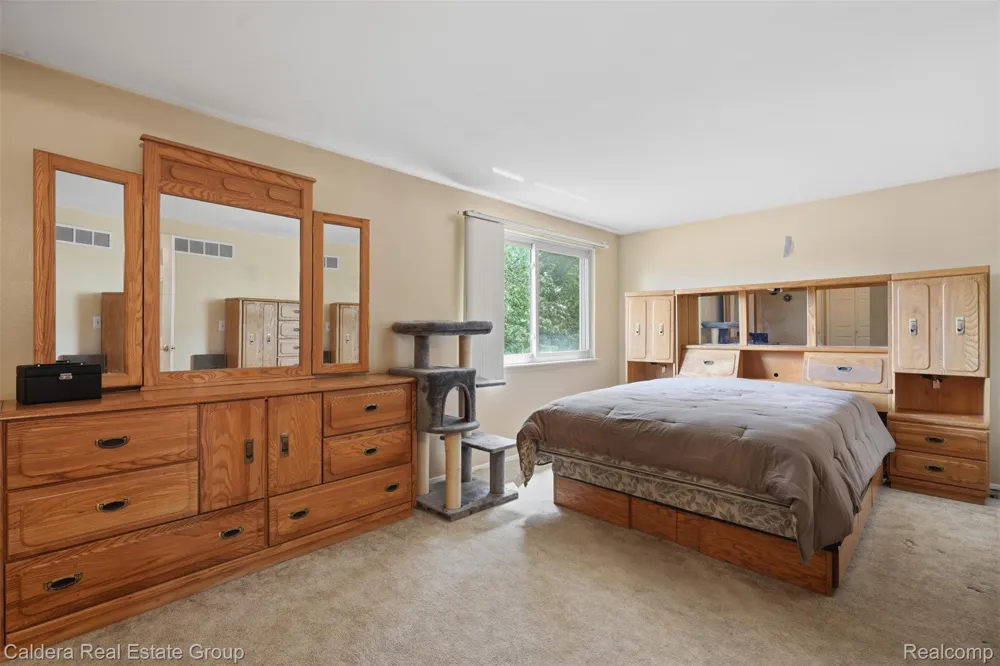 17592 Knollwood Drive Clinton Charter Township, MI 48038