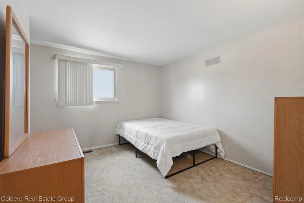 17592 Knollwood Drive Clinton Charter Township, MI 48038