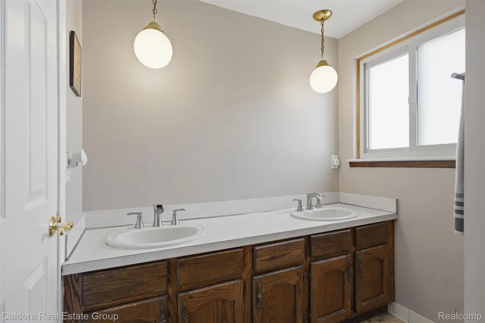 17592 Knollwood Drive Clinton Charter Township, MI 48038