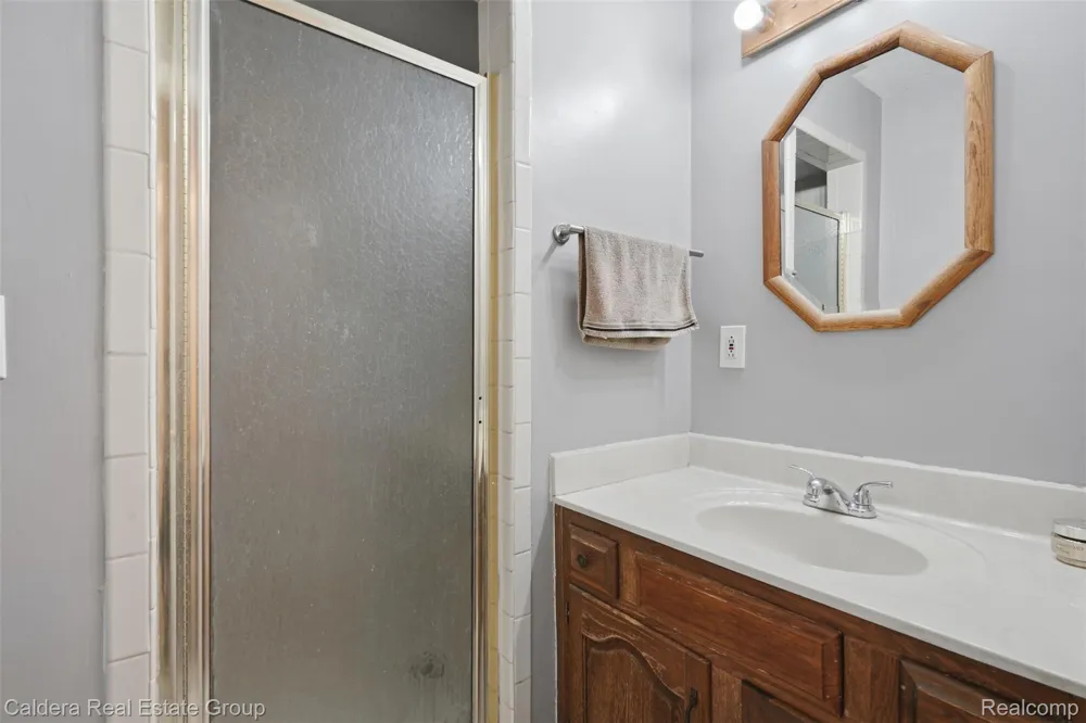 17592 Knollwood Drive Clinton Charter Township, MI 48038