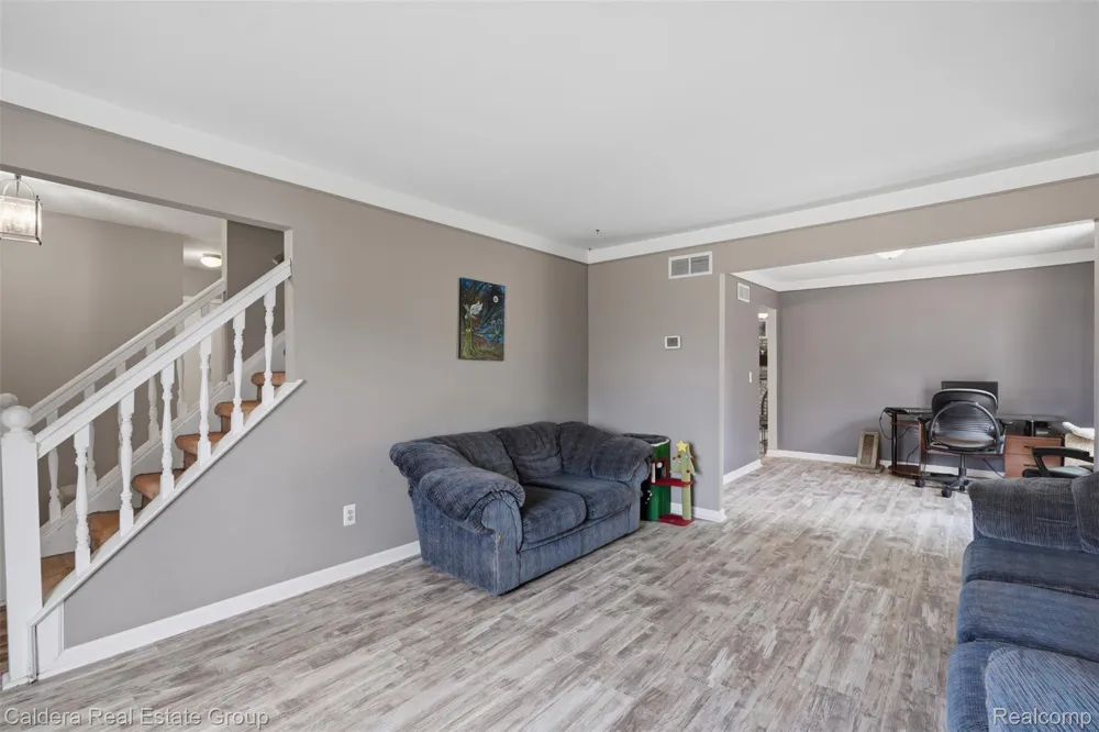 17592 Knollwood Drive Clinton Charter Township, MI 48038