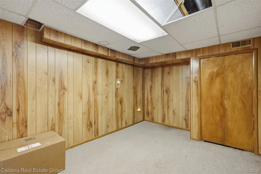 17592 Knollwood Drive Clinton Charter Township, MI 48038