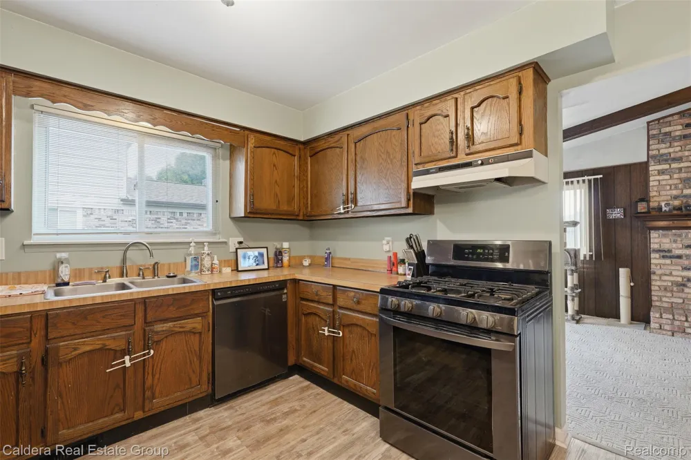 17592 Knollwood Drive Clinton Charter Township, MI 48038