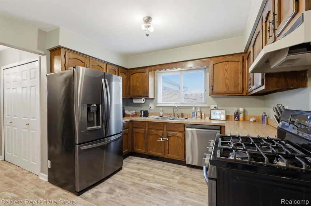 17592 Knollwood Drive Clinton Charter Township, MI 48038