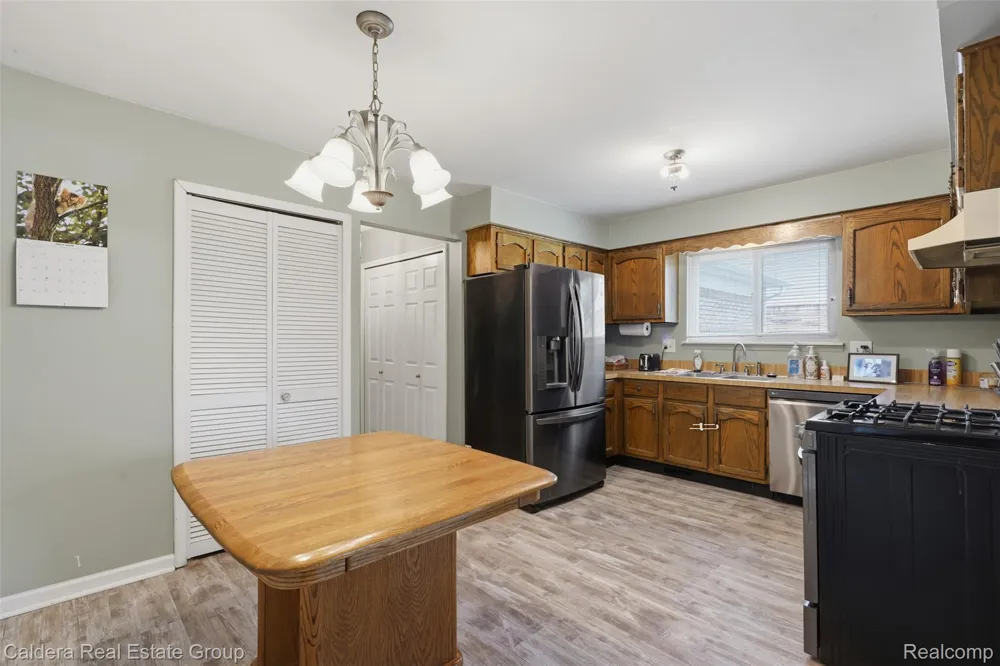 17592 Knollwood Drive Clinton Charter Township, MI 48038
