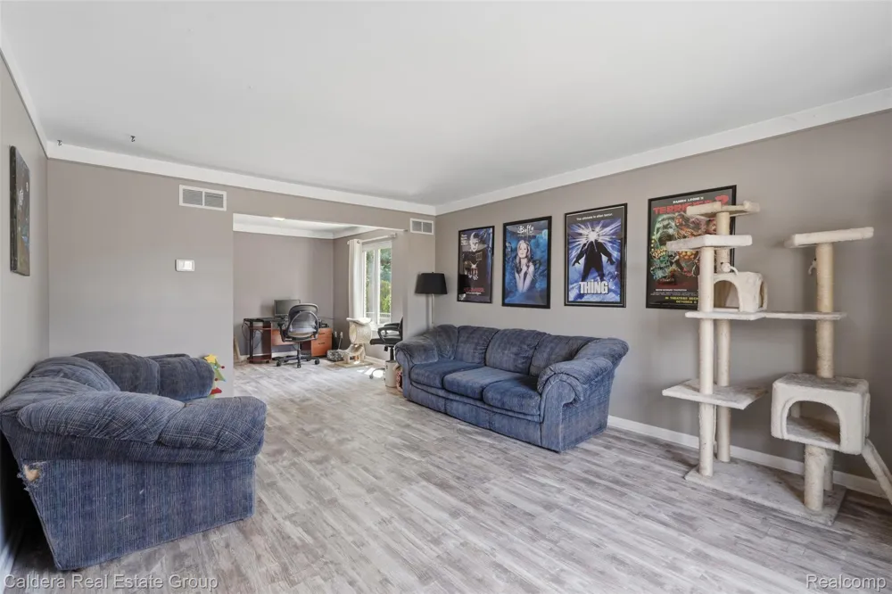 17592 Knollwood Drive Clinton Charter Township, MI 48038