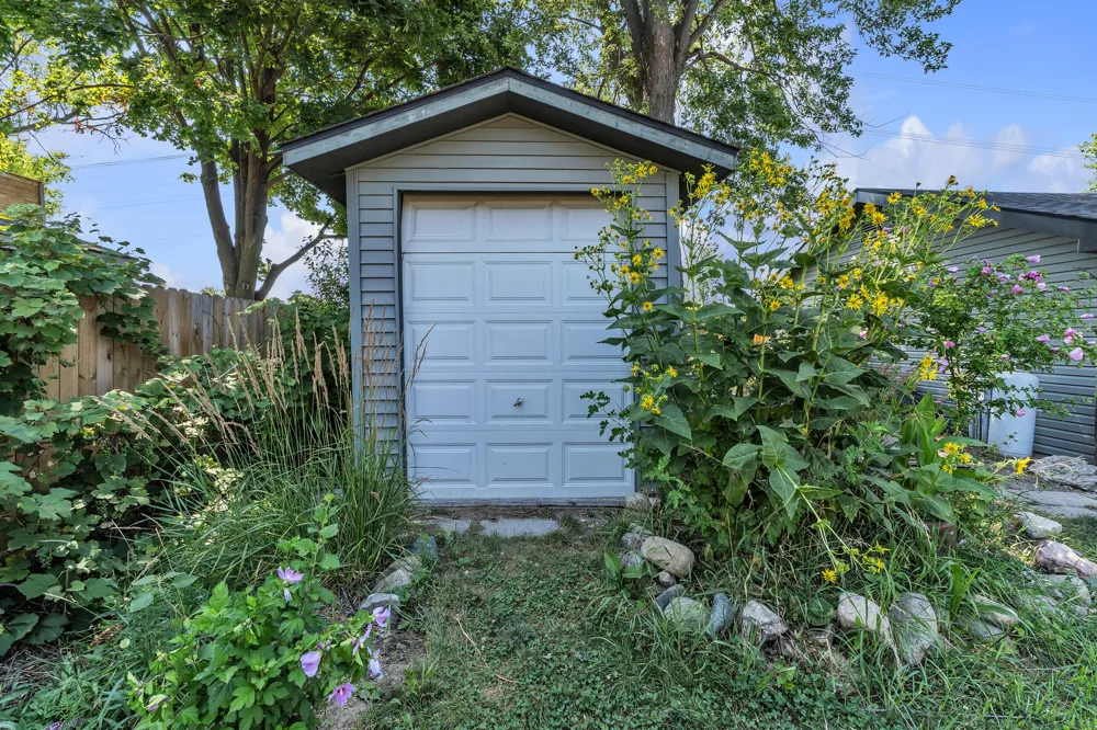 11148 Jackson Street Belleville, MI 48111