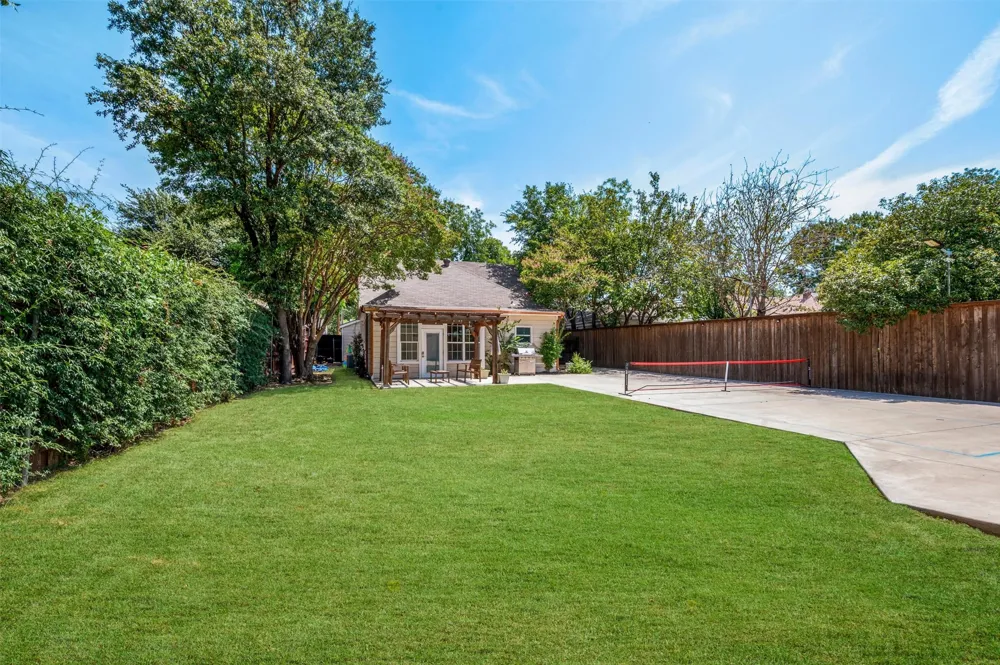 5223 Denton Drive Dallas, TX 75235