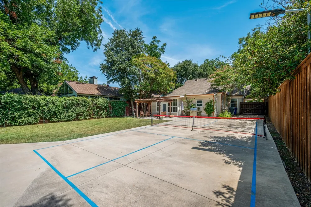 5223 Denton Drive Dallas, TX 75235
