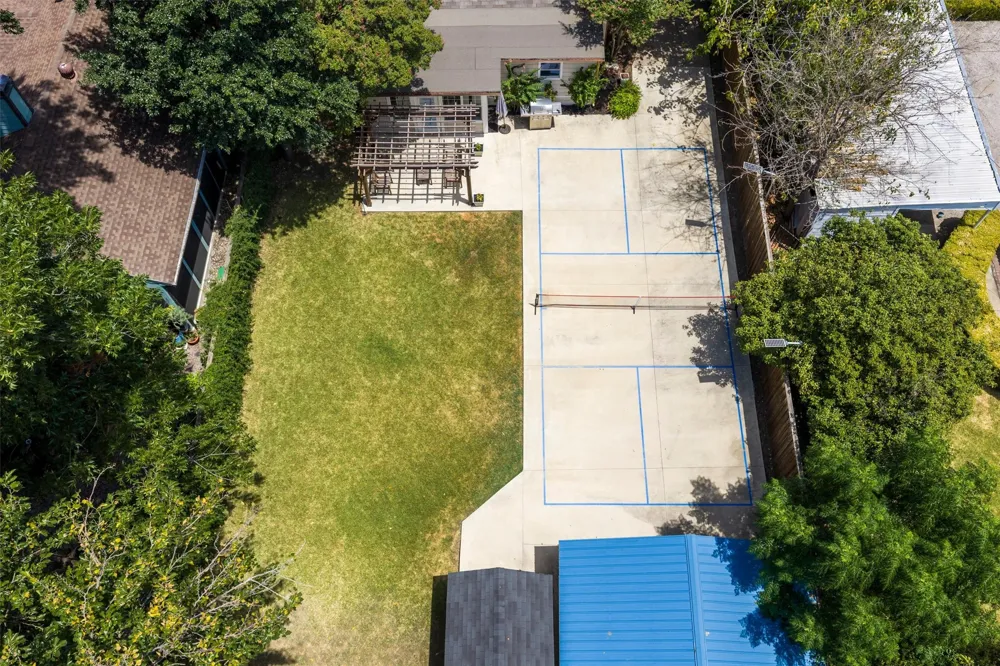 5223 Denton Drive Dallas, TX 75235
