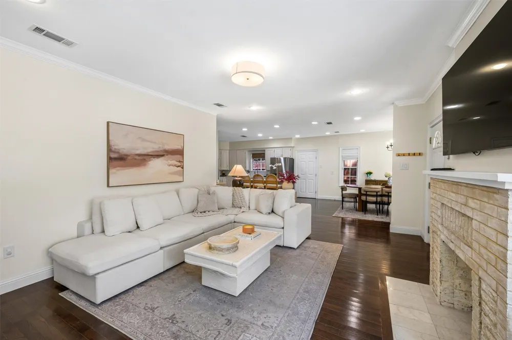 5223 Denton Drive Dallas, TX 75235