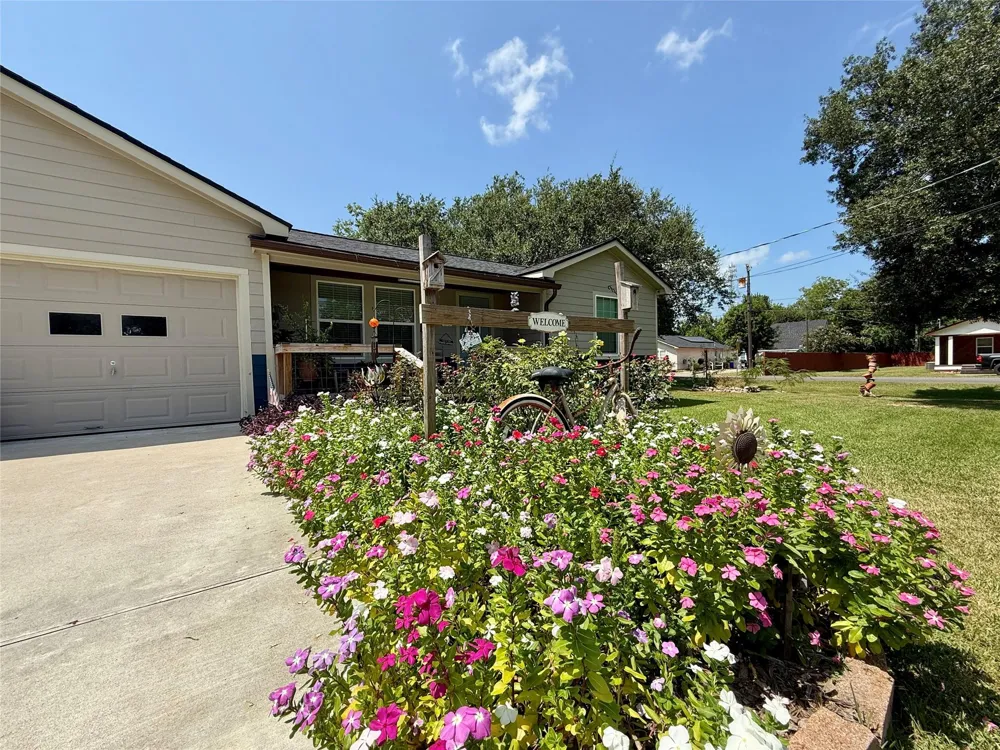 317 Crews Way West Columbia, TX 77486