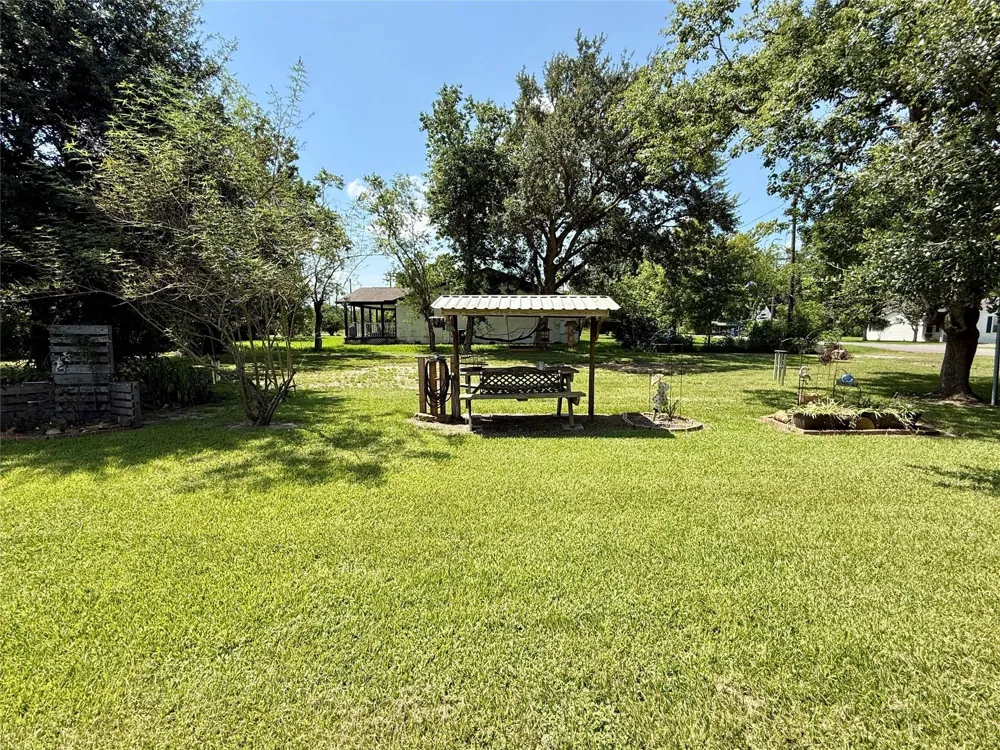 317 Crews Way West Columbia, TX 77486
