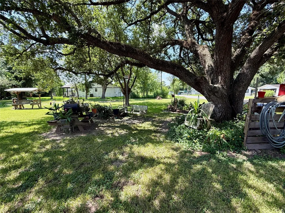 317 Crews Way West Columbia, TX 77486