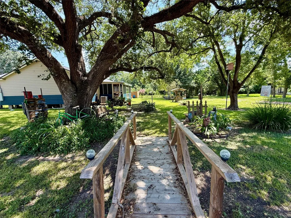317 Crews Way West Columbia, TX 77486