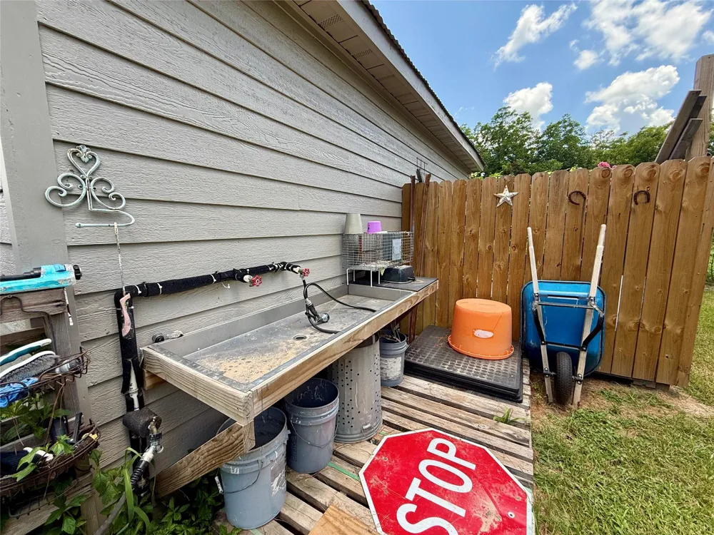 317 Crews Way West Columbia, TX 77486
