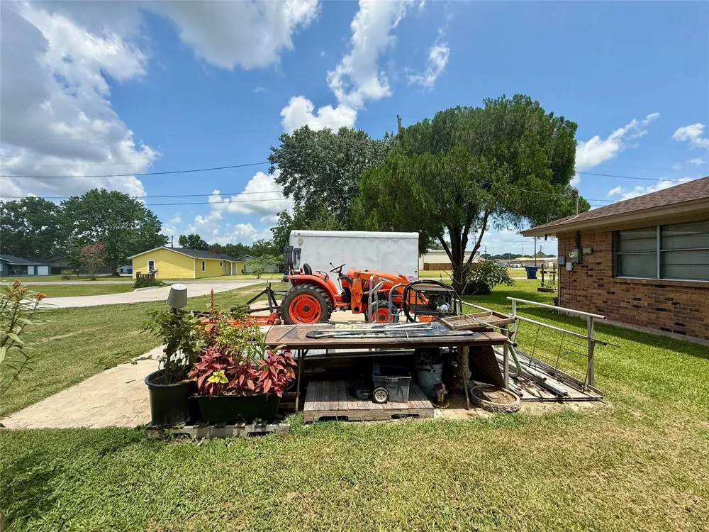317 Crews Way West Columbia, TX 77486
