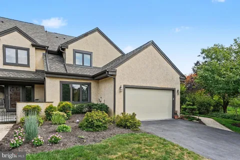 944 HEDGEROW COURT