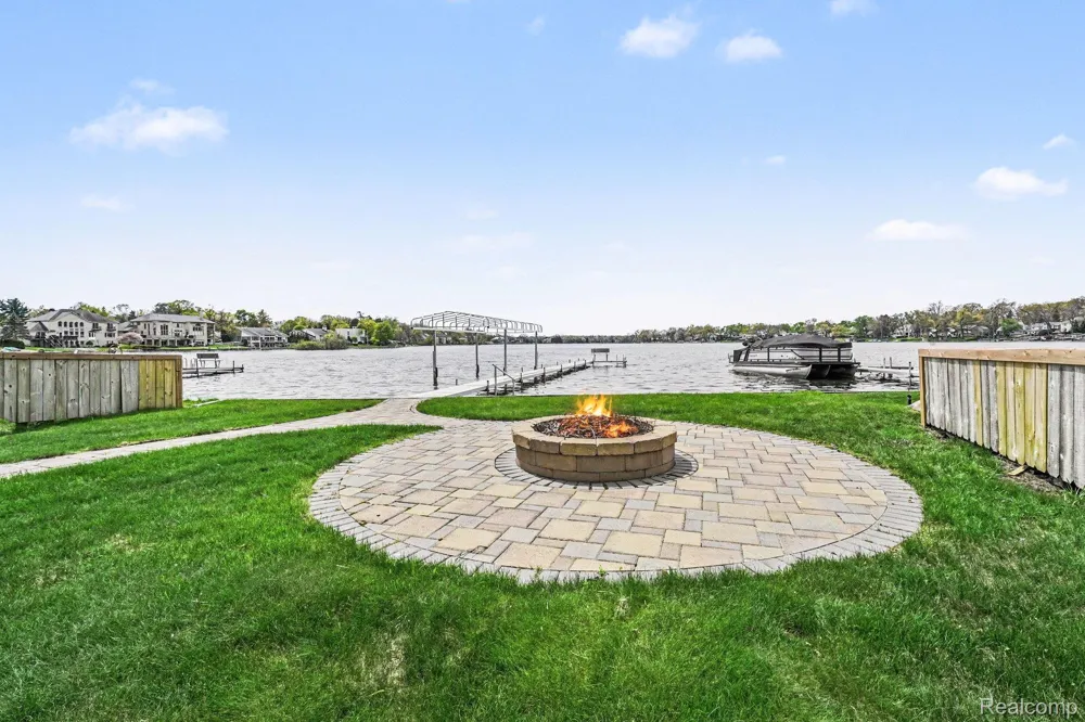 3506 Union Lake Road Commerce Charter Township, MI 48382