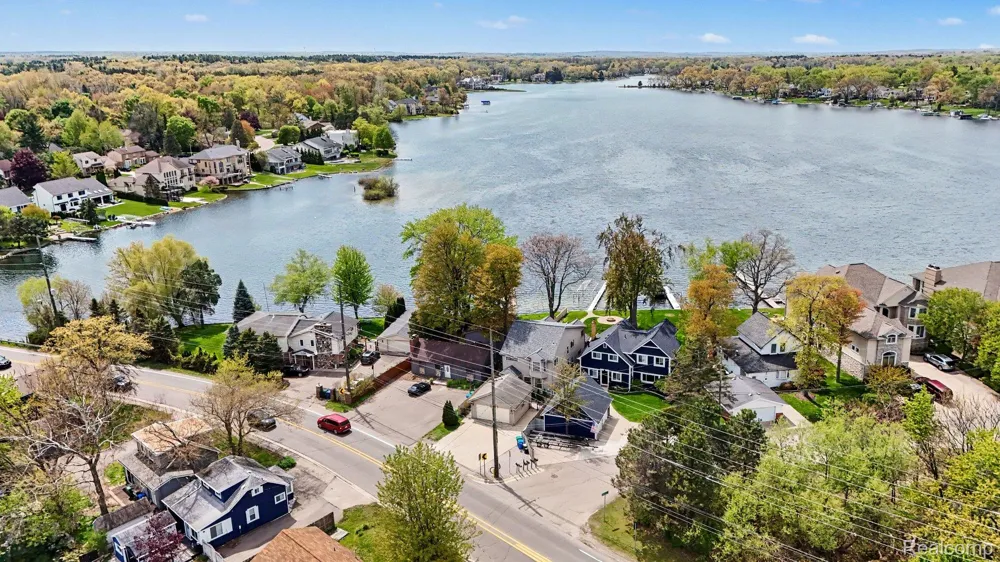 3506 Union Lake Road Commerce Charter Township, MI 48382
