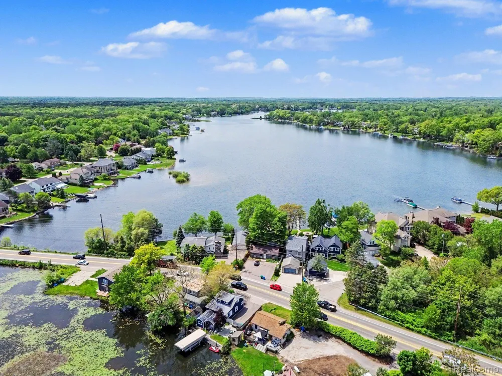 3506 Union Lake Road Commerce Charter Township, MI 48382