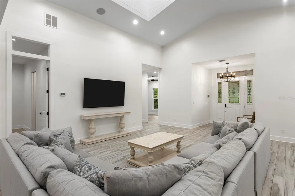1009 S MORRISON COURT Tampa, FL 33629