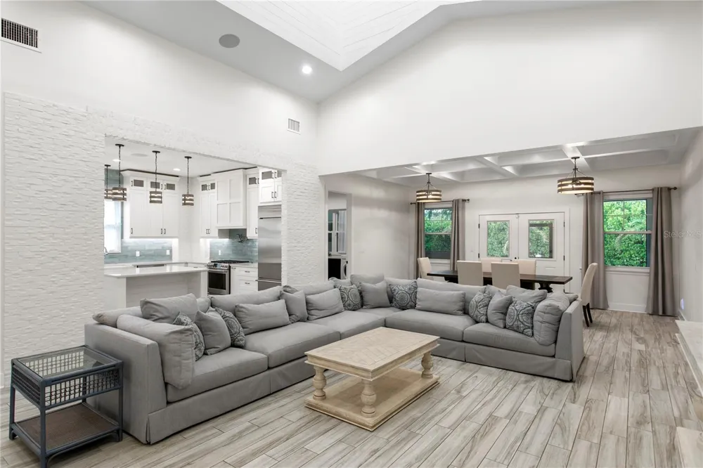 1009 S MORRISON COURT Tampa, FL 33629