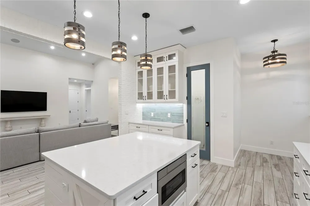 1009 S MORRISON COURT Tampa, FL 33629