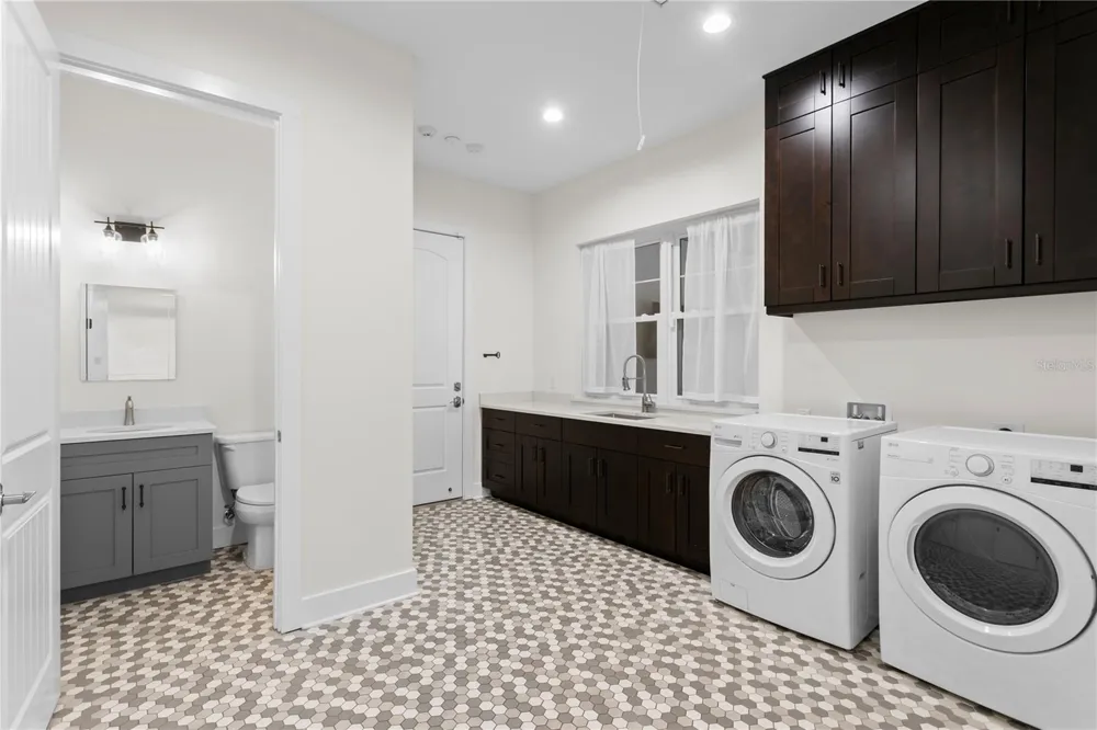 1009 S MORRISON COURT Tampa, FL 33629