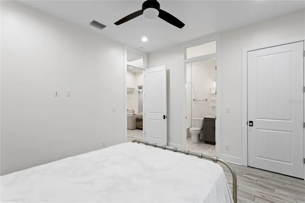 1009 S MORRISON COURT Tampa, FL 33629