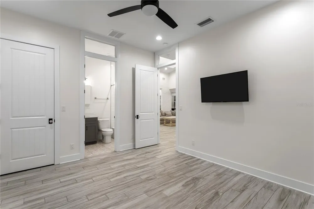 1009 S MORRISON COURT Tampa, FL 33629