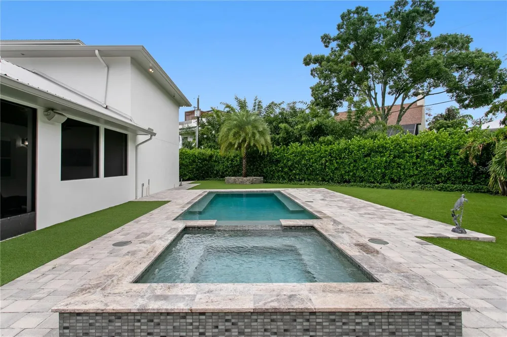 1009 S MORRISON COURT Tampa, FL 33629