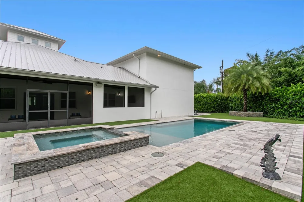 1009 S MORRISON COURT Tampa, FL 33629