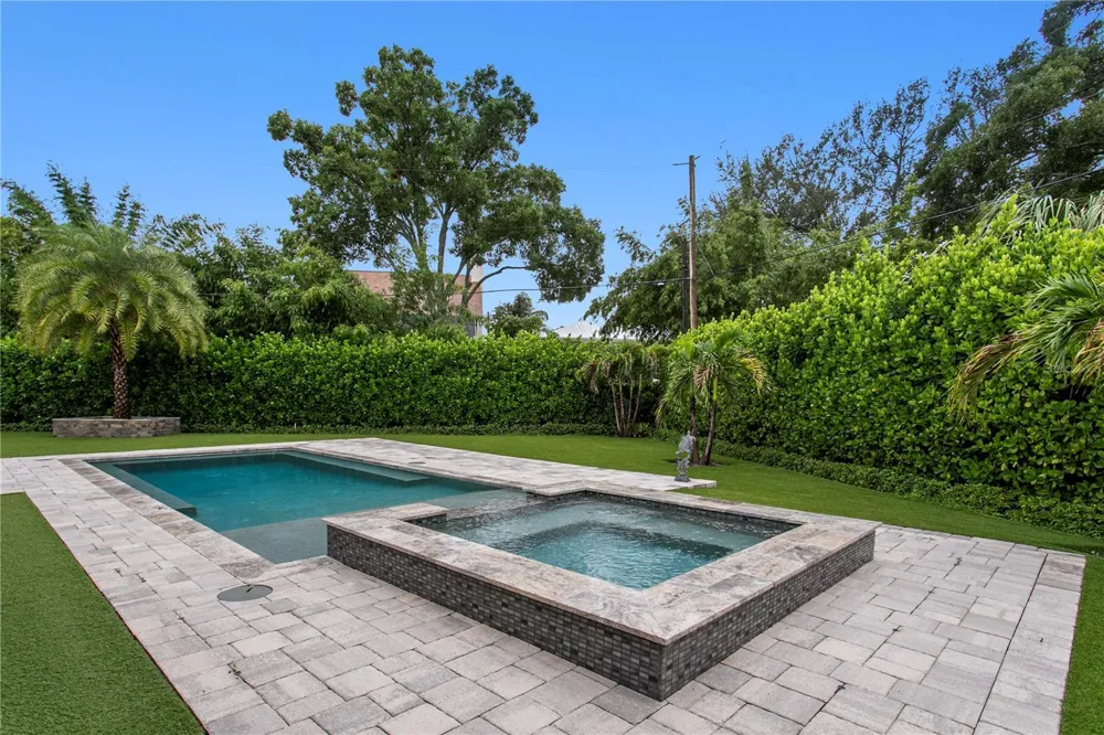 1009 S MORRISON COURT Tampa, FL 33629