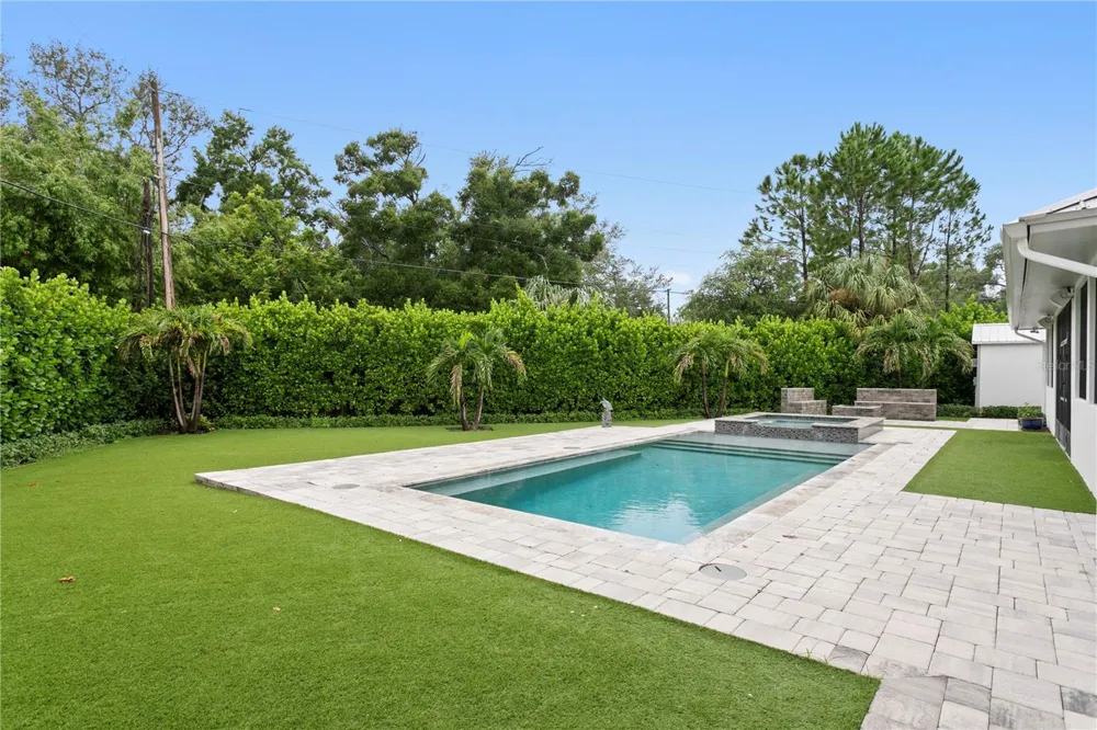 1009 S MORRISON COURT Tampa, FL 33629