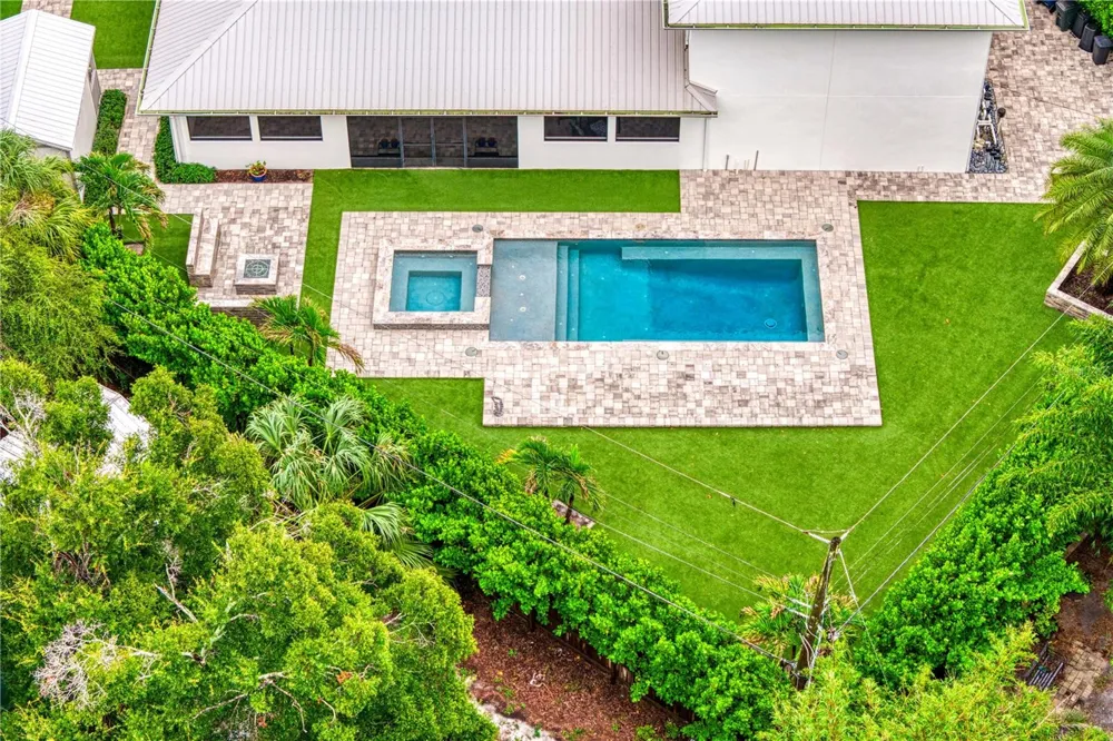 1009 S MORRISON COURT Tampa, FL 33629