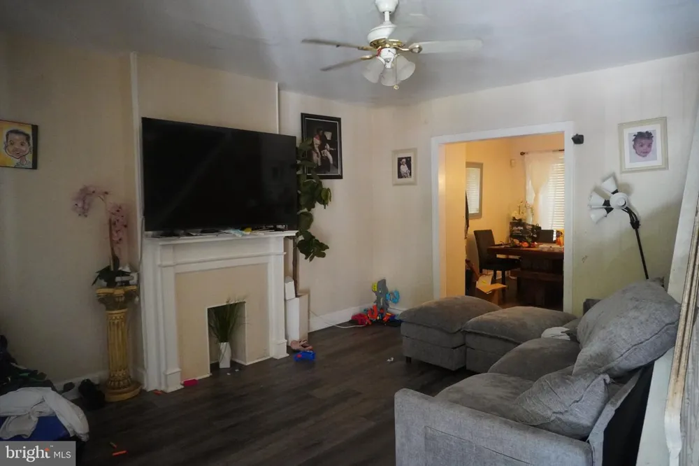 1967 W LAVEER STREET Philadelphia, PA 19141