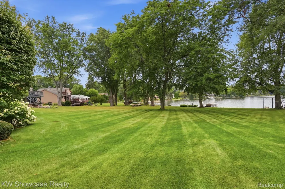 804 Bonita Drive White Lake Charter Township, MI 48383